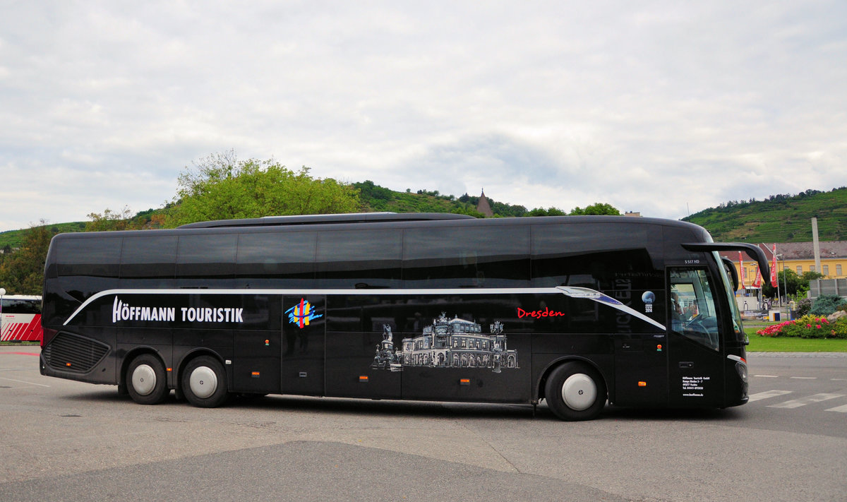 Setra 517 HD (Dresden) von der H�ffmann Touristik aus der BRD in Krems gesehen.
