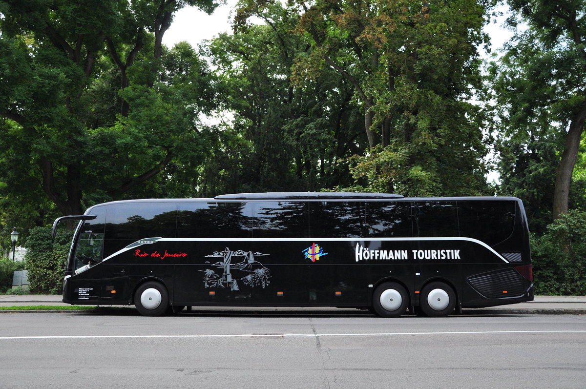 Setra 517 HD  Dresden  von H�ffmann Reisen aus der BRD in Krems gesehen.