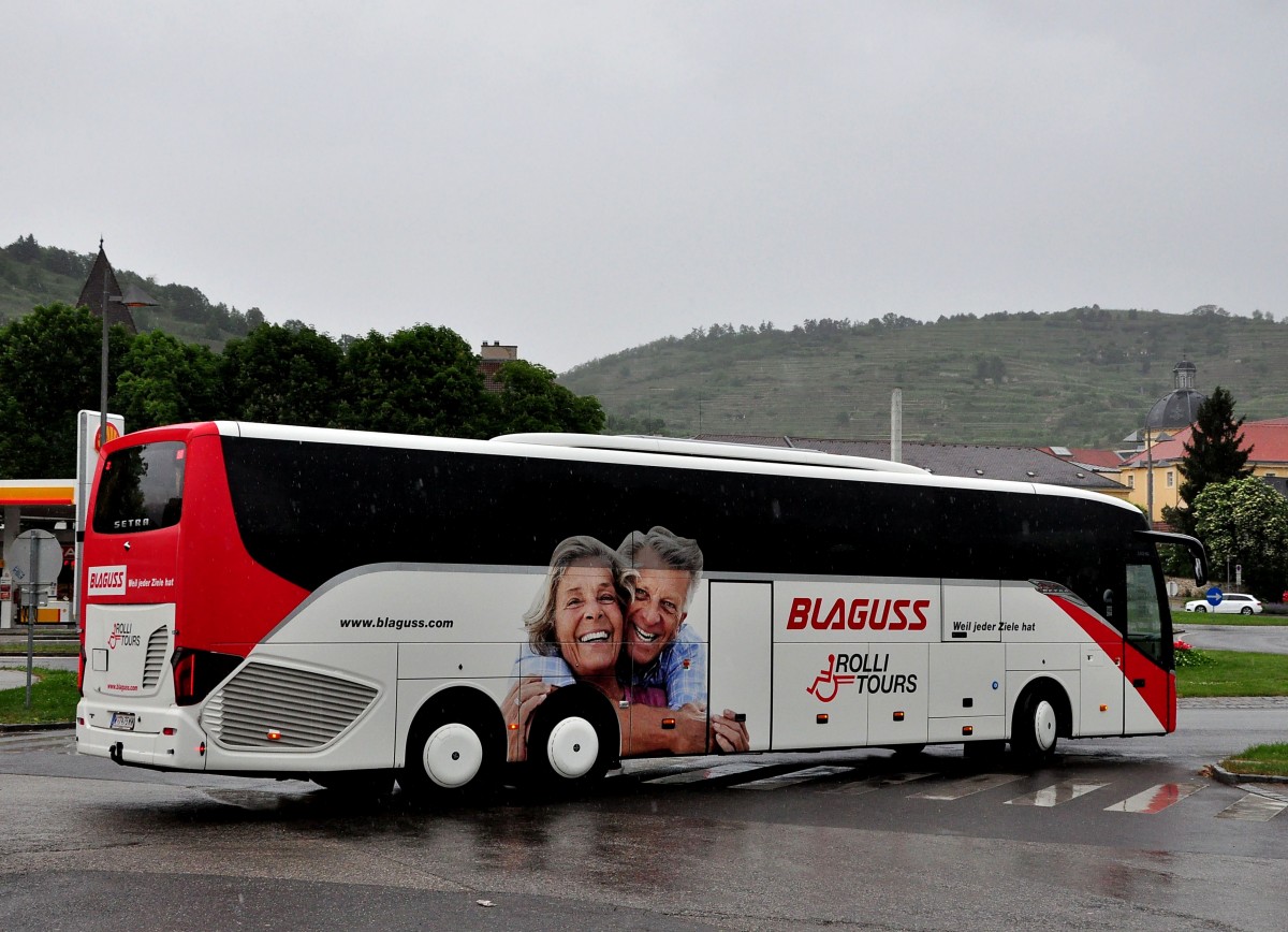 Setra 517 HD (Rolli Tours-Hydrauliklift f�r Rollstuhlfahrer)von Blaguss Reisen aus Wien am 20.5.2015 in Krems.