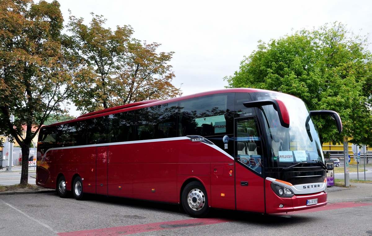 Setra 519 HD,EVOBUS,unterwegs f�r`s Reiseb�ro Pfleger/Mitterbauer aus �sterreich am 13.7.2015 in Krems.
Mehr Bilder vom  superlangen  Setra 519 HD auf meiner Webseite  www.bus-bahn-truck.at unter   Setra .