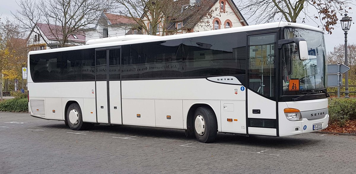 Setra S 415 UL hat Sch�ler zum Schwimmunterricht ans Hallenbad gebracht, H�nfeld im November 2019