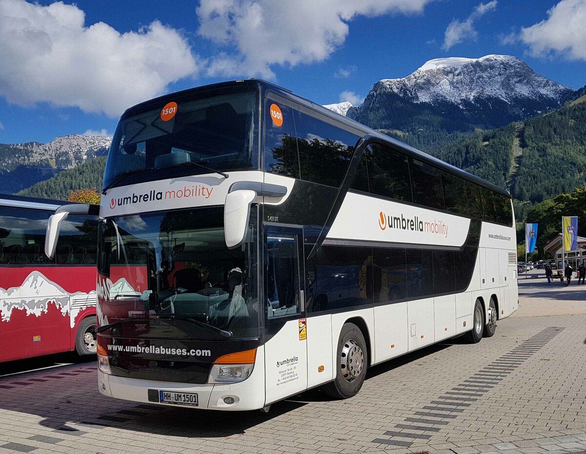 Setra S 431 DT der Busvermietung UMBRELLA Mobility steht auf dem Busparkplatz am K�nigsee, 09-2022
