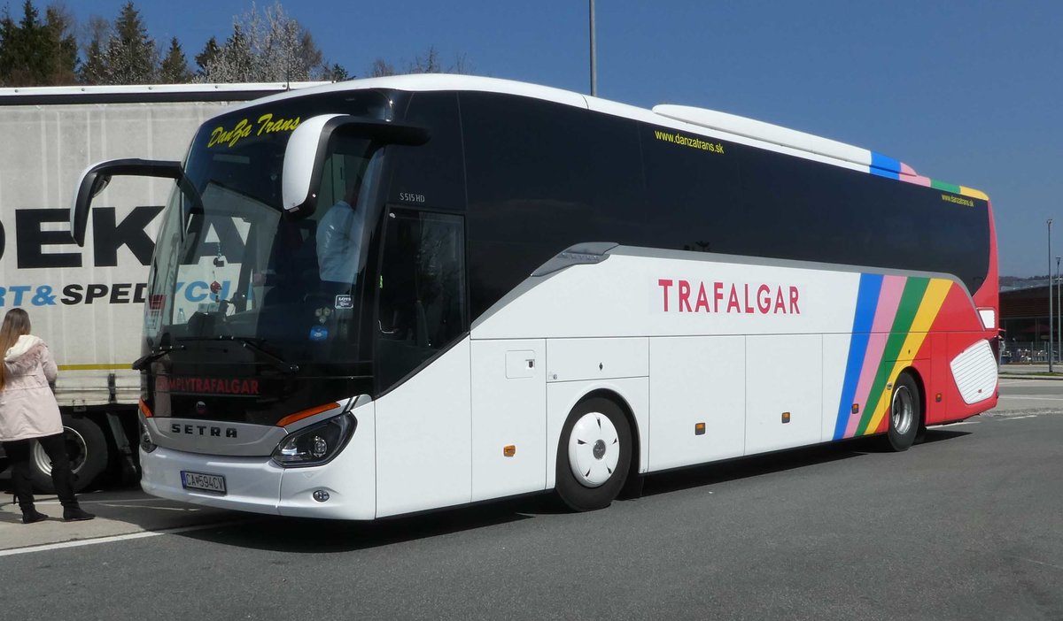 Setra S 515 HD von TRAFALGAR rastet an der A 8 im April 2019