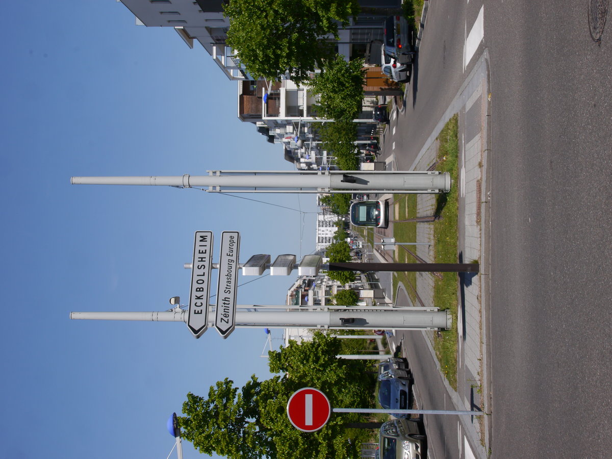 Strasbourg-Poteries. Endstation der Tramlinie D Richtung Kehl.
Tram CTS-2022 fhrt als Ligne-D nach Kehl-Bahnhof.

2017-04-30 Strasbourg-Poteries