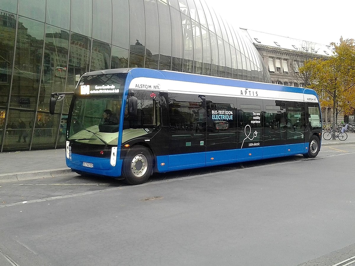 Strassburg - 20. November 2017 : Alstom/Lohr Elektrobus Aptis als Testwagen vor dem Bahnhof. 12 Busse sind f�r die neue Linie H bestellt worden.