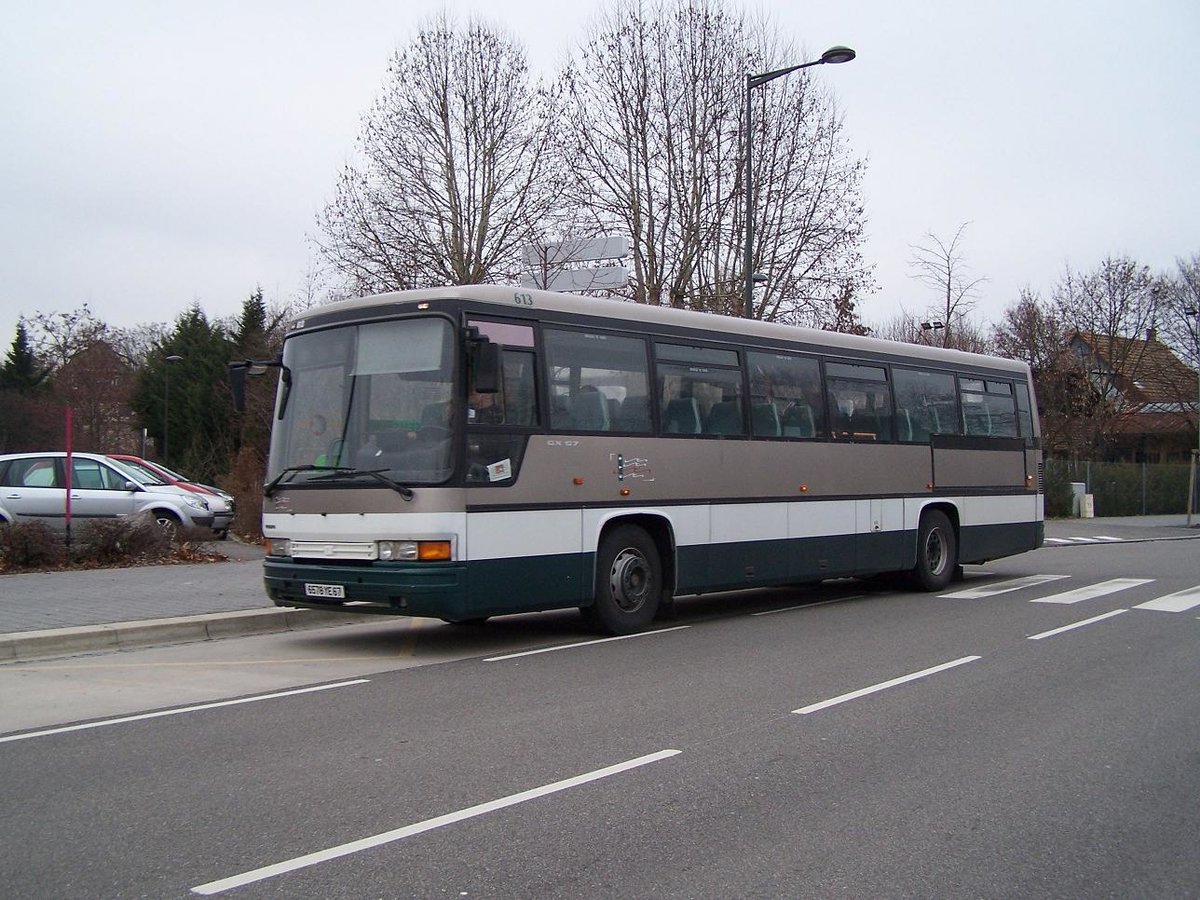 Strassburg - 4. januar 2010 : Heuliez/Volvo GX 57 Nr 613 bei der Haltestelle Robertsau.