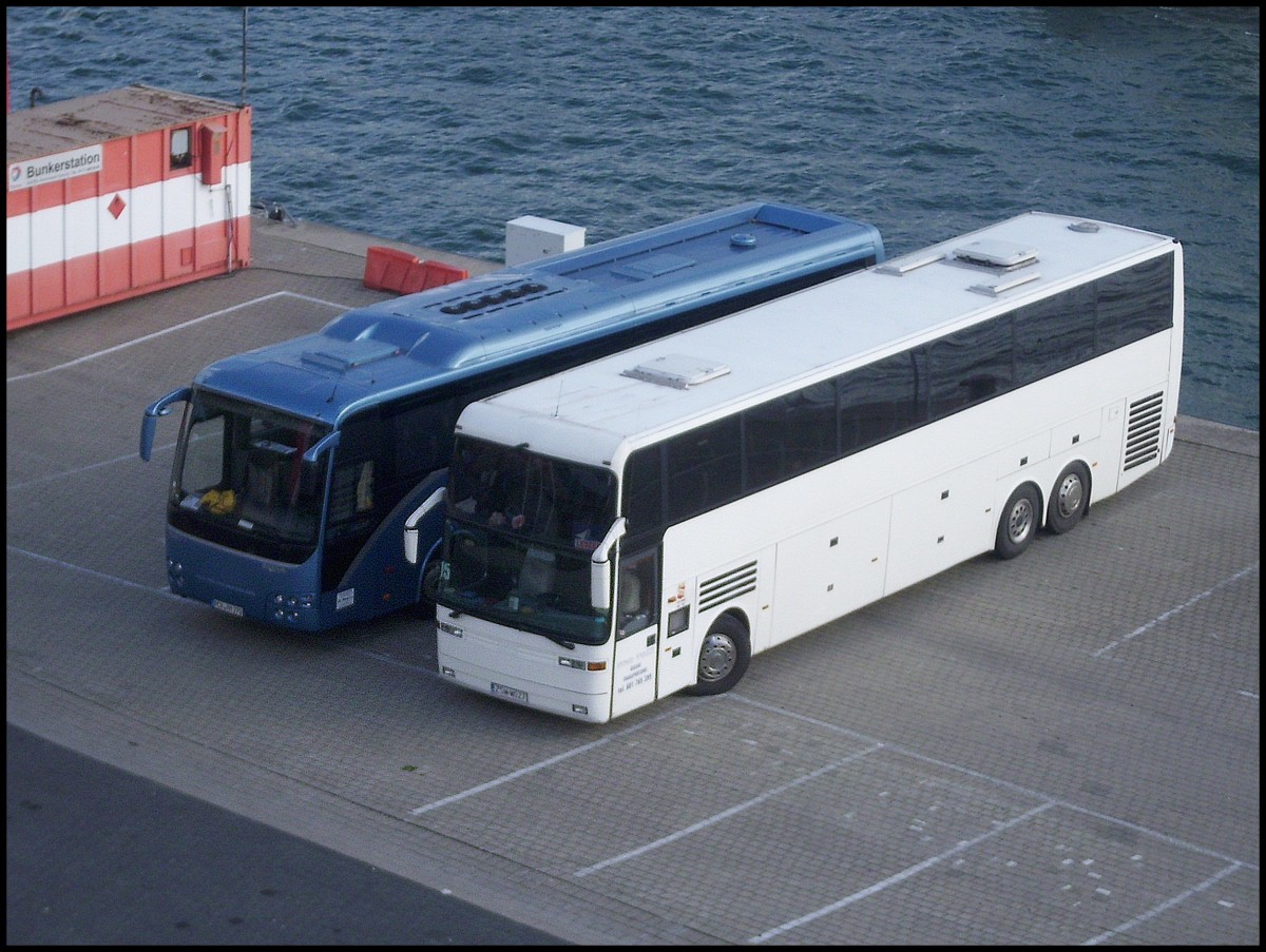 Temsa Safari HD von Maa� Reisen aus Deutschland und EOS von Uslugi Transportowe aus Polen im Stadthafen Sassnitz.