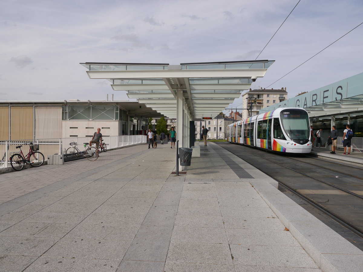 Tram IRIGO-1001 an der Haltestelle Les Gares in Angers, direkt am SNCF-Bahnhof Angers Saint-Loud. 
Hier berquert die Straenbahn die Eisenbahn. 

2014-09-16 Angers Les-Gares 