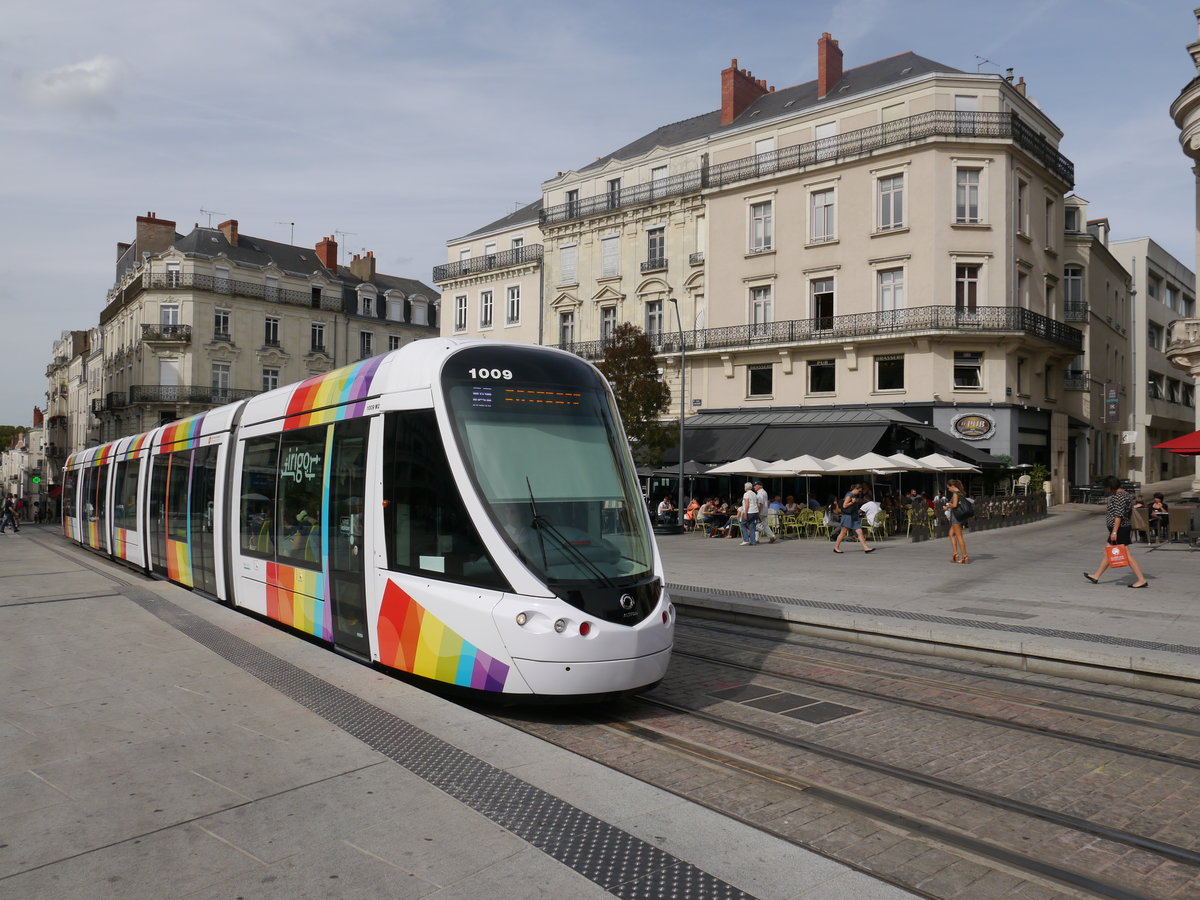 Tram IRIGO-1009 unterwegs in der Innenstadt von Angers. 
Hier fhrt die Straenbahn mit der unterirdischen Stromzufhrung des System APS. 

2014-09-16 Angers Place-du-Ralliement 