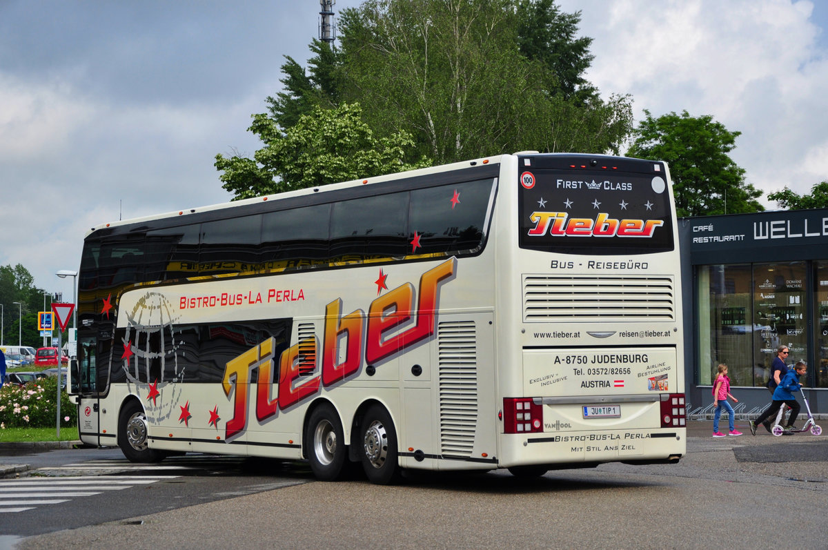 Van Hool  Bistro Bus  von Tieber Reisen/Reiseb�ro aus �sterreich in Krems gesehen.