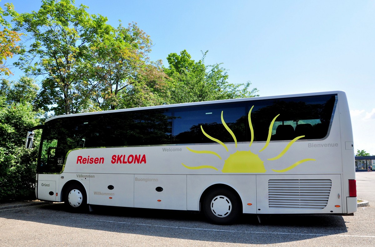 VAN HOOL T911 ALICRON von SKLONA Reisen / �sterreich am 23.6.2013 in Krems gesehen.