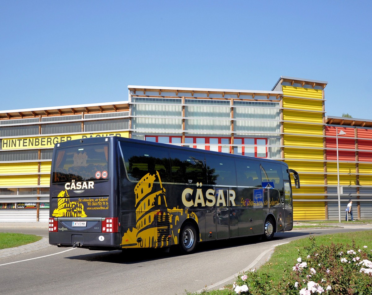 VAN HOOL T915 ALICRON von C�SAR / Wien im September 2013 in Krems unterwegs.