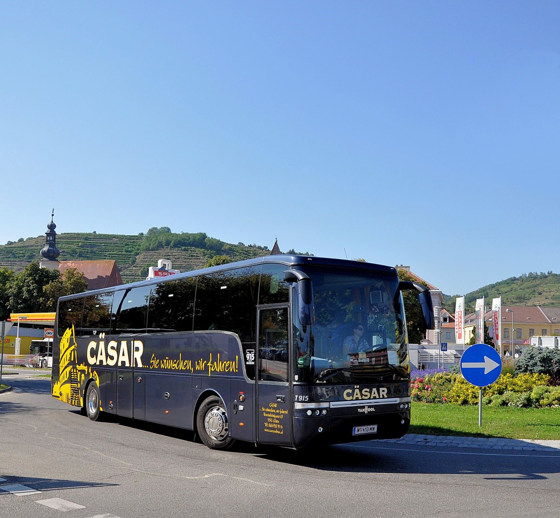 VAN HOOL T915 ALICRON von C�SAR / Wien im September 2013 in Krems unterwegs.