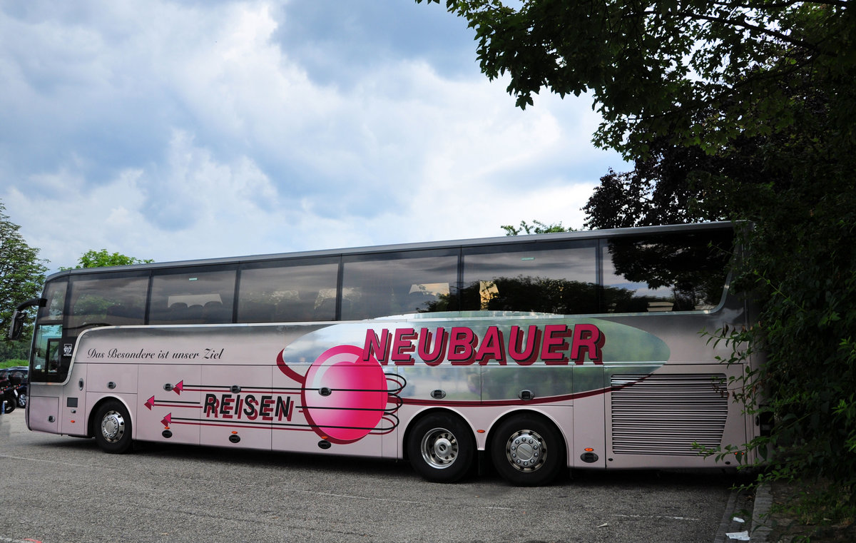 Van Hool T917 Astron von Heuberger Reisen aus Ober�sterreich in Krems gesehen.