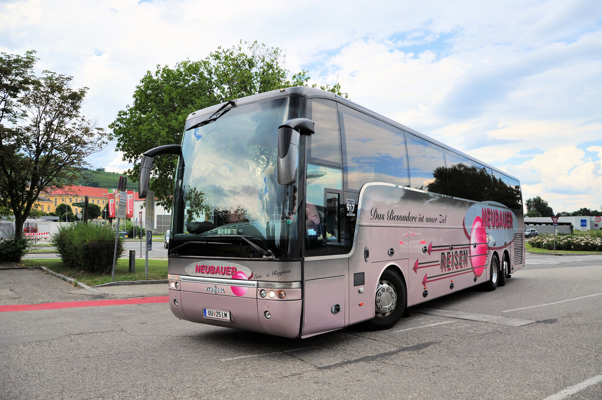 Van Hool T917 Astron von Heuberger Reisen aus Ober�sterreich in Krems gesehen.