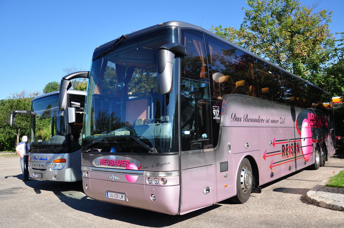 Van Hool T917 Astron von Neubauer Reisen aus Ober�sterreich in Krems gesehen.