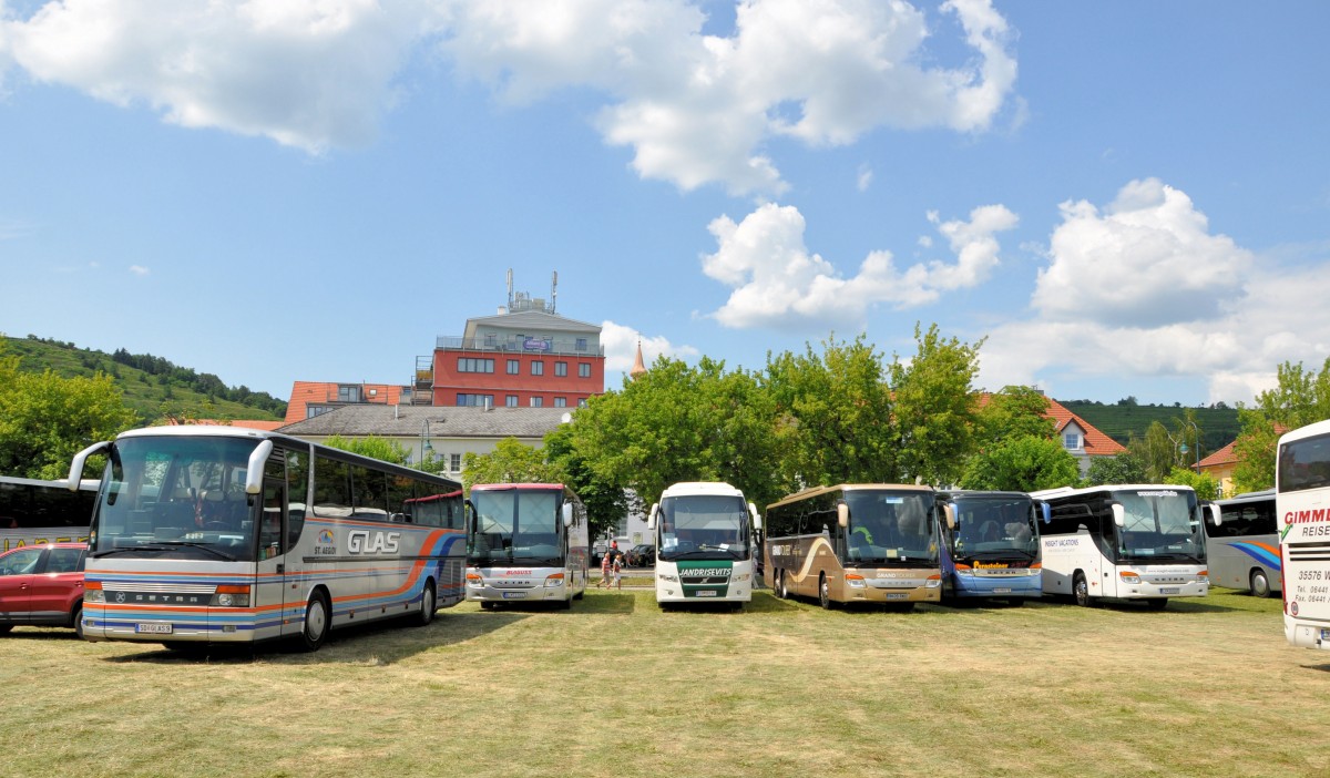 Viel los am 13.7.2013 in Krems.Links ein SETRA der 300er-Serie von GLAS Reisen aus �sterreich.