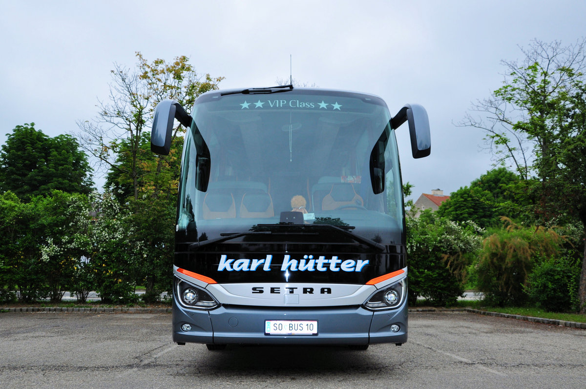 Vulkanlandreisen Karl H�tter aus der Steiermark/�sterreich mit  Nagel neuem Setra 515 HD im Juni 2016 in Krems gesehen.