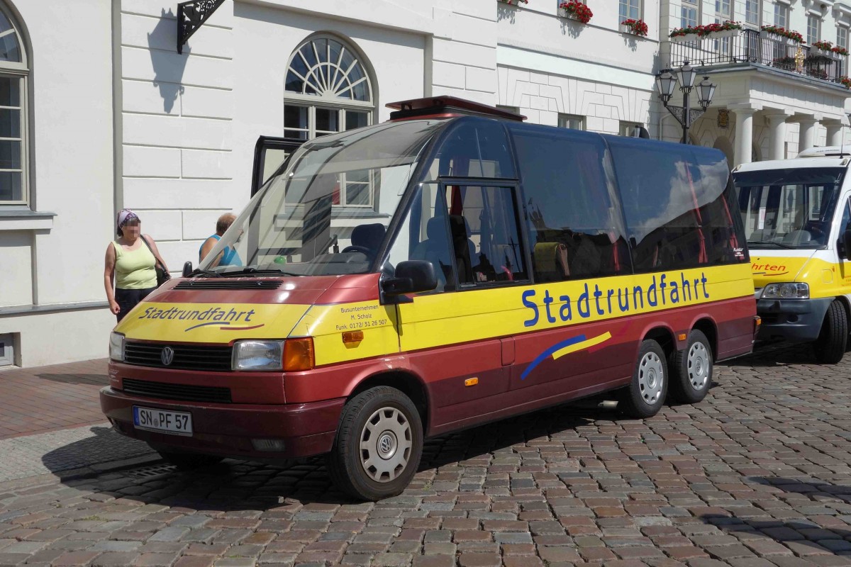VW T4 als Sonderaufbau, hier als Dreiachser, f�r Stadtrundfahrten - gesehen in Wismar im August 2014