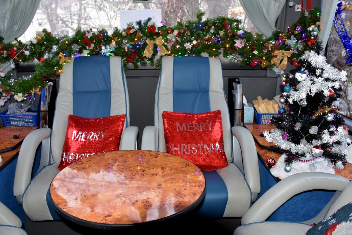 Weihnachtsdekor im Mercedes Tourismo von Silver Service by Leger aus GB im Dez. 2017 in Krems.