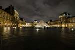 2020-02-23 762 Paris Louvre Cour=Innenhof mit Glaspyramide nachts