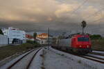 Évora CP-5607 fährt an Bahnsteig mit IC696=Évora1906(+12)-Lisboa-Oriente2036

2022-09-15