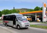 MERCEDES BENZ Kleinbus von AUER Reisen aus �sterreich am 27.4.2013 in Krems an der Donau gesehen.