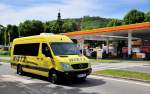 Kleinbus MERCEDES BENZ SPRINTER von HIETZ Busreisen aus Nieder�sterreich am 15.5.2013 in Krems unterwegs.