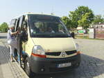 Einstiegsbereich des  Renault Master der Regionale Verkehrsgesellschaft Dahme-Spreewald mbH (RVS) auf der StadtLinie 518 am 12. Juni 2019  am (Haupt)Bahnhof.
