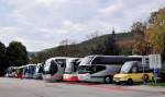 Wieder voller Parklplatz am 27.9.2014 in Krems.Rechts ein MB Sprinter von Wiesinger Reisen aus �sterreich,dann ein Neoplan Cityliner von SAB.