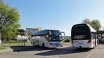 Ein Setra 515 HD von Zw�lfer Reisen kommt und ein Neoplan Cityliner von Dr.