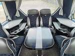 Eine Konferenzecke im Fahrgastraum eines Neoplan Cityliner von Becker-Strelitz Reisen aus Deutschland in Neubrandenburg.