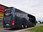Neoplan Skyliner vom Autobusbetrieb Ludwig Pecnik aus �sterreich in Krems gesehen.