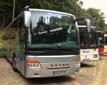 Dieser Setra S415 UL-GT von Hetzler Reisen aus Herxheim stand w�hrend eines Bundesligaspiels des 1.FCK auf einem Parkplatz und wartete auf seinen Einsatz.
