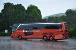 Setra 516 HDH von Thomas Braunmiller Reisen aus der BRD bei str�mendem Regen in Krems gesehen.