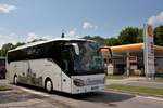 Setra 515 HD von Viking Cruises aus Ungarn 2018 in Krems.