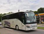 Setra 515 HD von Viking Cruises aus Ungarn 2018 in Krems gesehen.