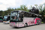 Van Hool T917 Astron von Heuberger Reisen aus Ober�sterreich in Krems gesehen.