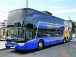 Frankreich, Languedoc-Roussillon, H�rault, Montpellier Sabines (an der Trambahn Linie 2): ein megabus.com (VanHool TX27 astromega) auf der Fahrt nach Spanien.