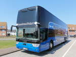 Ein Van Hool TDX 27 Astromega  der T�lke Reisen Nachfolger auf dem Parkplatz in List (Sylt) am 20.