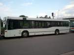 Ein un�blichererweise mit Podesten ausgestatteter und damit f�r den �berlandverkehr, in dem er eingesetzt wird, optimierter Mercedes-Benz O 405 N2 von Busverkehr Zipper GmbH war am 28.5.12 am Hauptbahnhof in Gr�nstadt abgestellt.