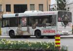 Solaris Alpino auf der Linie W nach Innsbruck Alpenzoo an der Haltestelle Terminal Marktplatz am 2.4.2013.