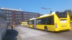 ....B-V 4445 auch dieser Scania in der Hertzallee an der Endstation bei diesen Bussen gibt es verschiedene Spr�che am Fahrzeug 