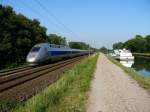Der TGV-POS 4405 fhrt hier als internationaler Zug mit der Nummer TGV9572 (Stuttgart16:55-Strasbourg18:16-Paris20:34) Richtung Westen. Hier in Steinbourg verlaufen die Vogesenstrecke und der Rhein-Marne-Kanal direkt parallel. 04.08.2007 Steinbourg


