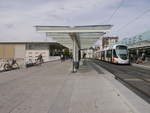 Tram IRIGO-1001 an der Haltestelle Les Gares in Angers, direkt am SNCF-Bahnhof Angers Saint-Loud. 
Hier überquert die Straßenbahn die Eisenbahn. 

2014-09-16 Angers Les-Gares 