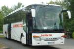 Setra von  JASMIN-Reisen  wartet in Fulda auf die Fahrg�ste