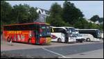 Van Hool T916 Bischoff Touristik aus Deutschland und Mercedes Tourismo von Thells aus Schweden und Iveco Daily von Thies aus Deutschland und Beulas Aura von Eks Buss aus Schweden im Stadthafen