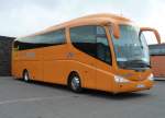 Mercedes Irizar steht auf einem Parkplatz auf Lanzarote, Januar 2013